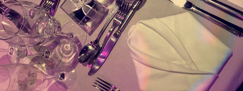 Elegant dukning ombord på en båt, flodkryssning i Paris.